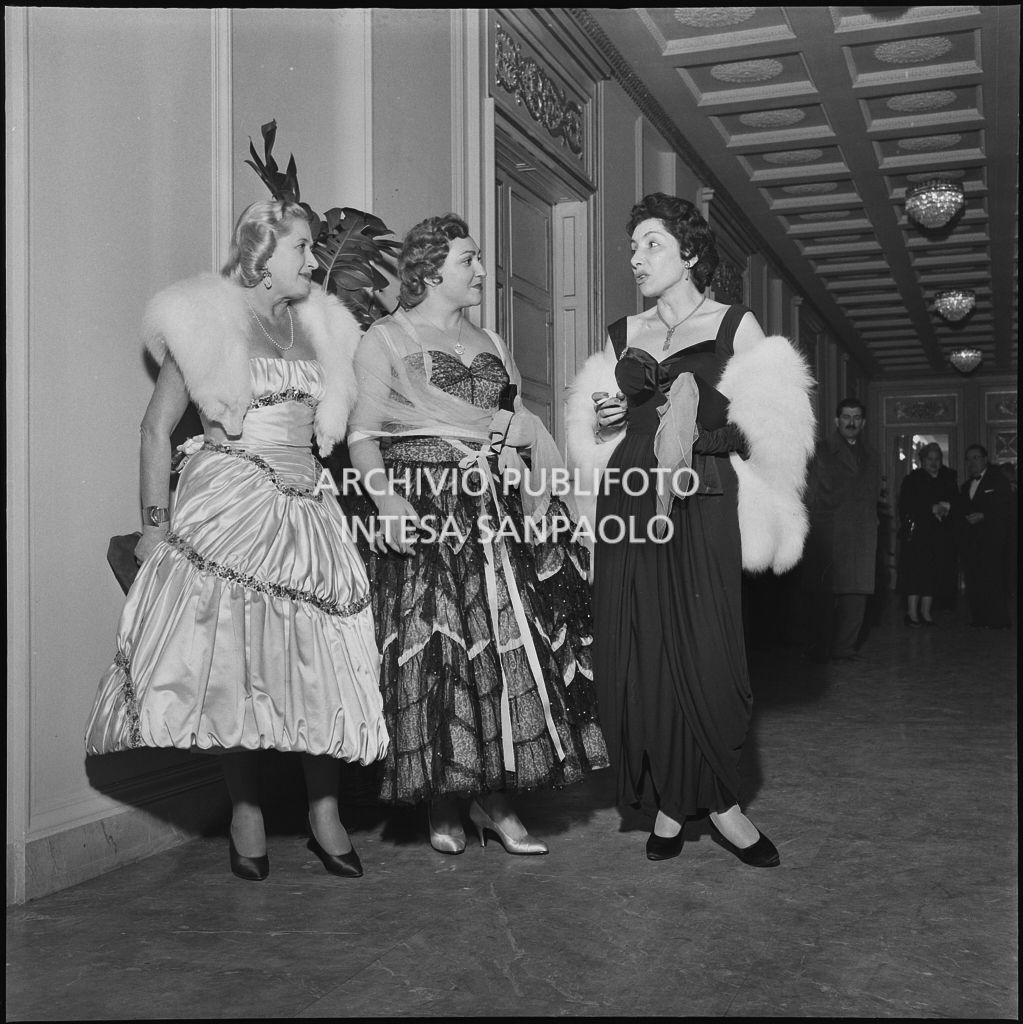 Il soprano Rosetta Noli tra Piera Grasso Ponte e Laura Barossi al Teatro alla Scala in occasione dell'inaugurazione della stagione lirica 1956-1957 con l'opera "Aida" di Giuseppe Verdi, diretta da Antonino Votto, con la regia di Franco Enriquez
