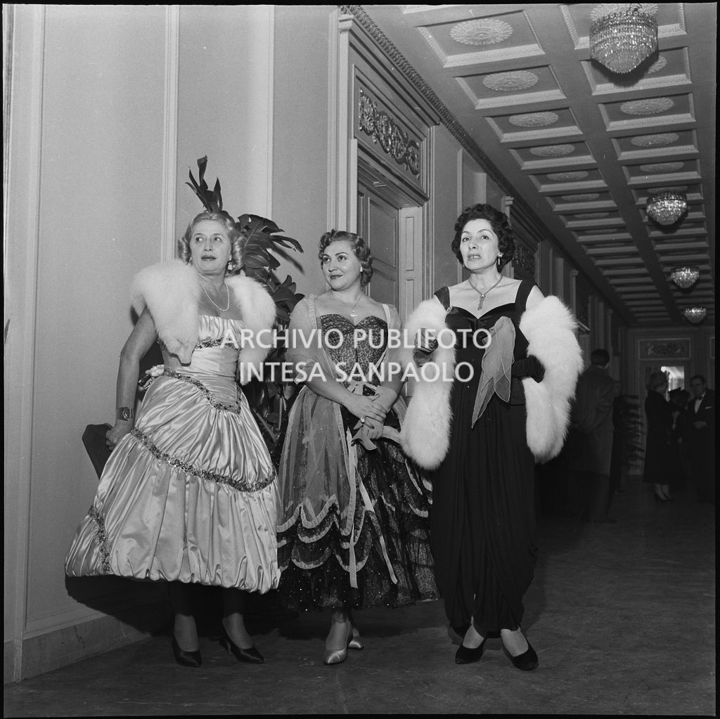 Il soprano Rosetta Noli tra Piera Grasso Ponte e Laura Barossi al Teatro alla Scala in occasione dell'inaugurazione della stagione lirica 1956-1957 con l'opera "Aida" di Giuseppe Verdi, diretta da Antonino Votto, con la regia di Franco Enriquez