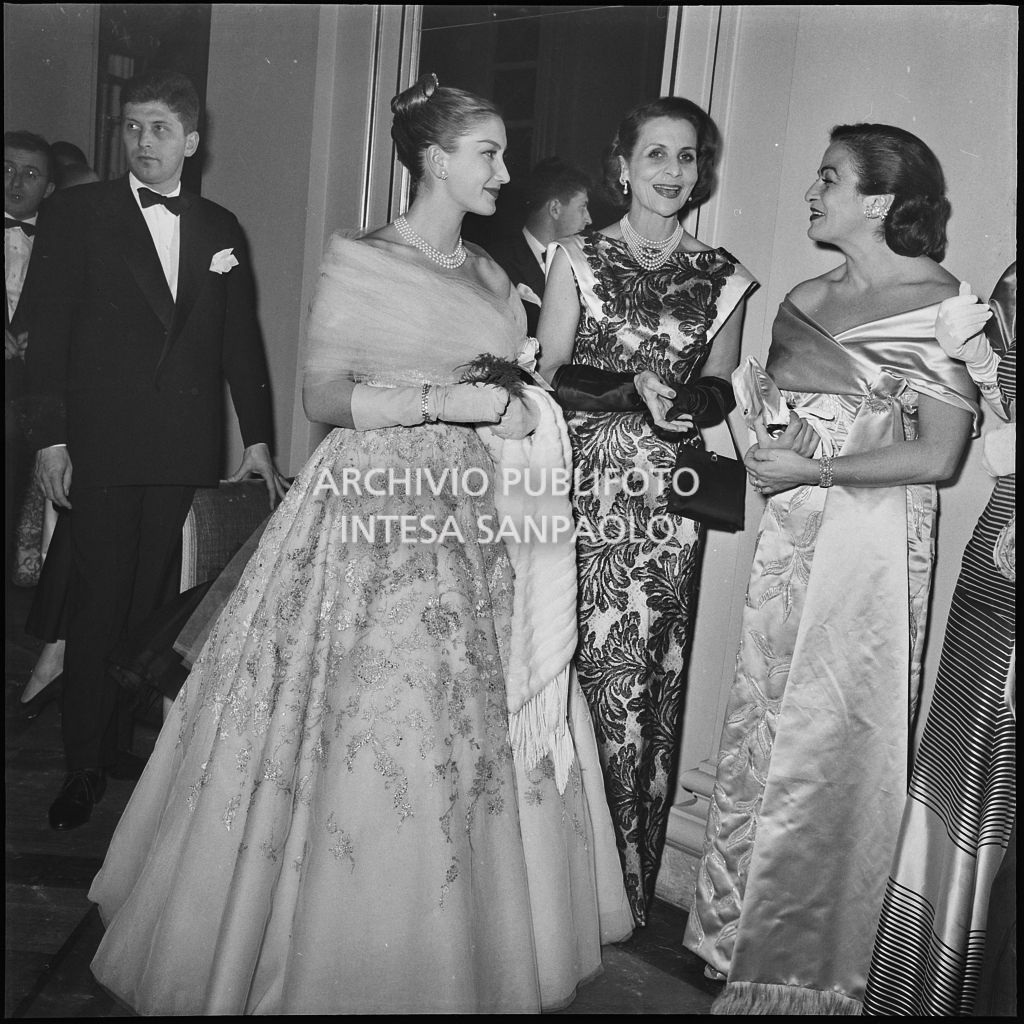 Giuliana Brenner conversa con Gigliola Curiel ed altre spettatrici nel foyer del Teatro alla Scala in occasione dell'inaugurazione della stagione lirica 1956-1957 con l'opera "Aida" di Giuseppe Verdi, diretta da Antonino Votto, con la regia di Franco Enriquez