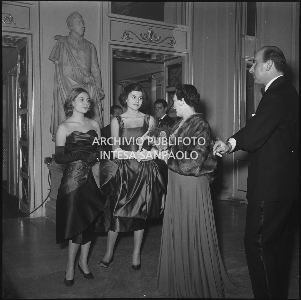Silvia e Rossana Tofanelli al Teatro alla Scala in occasione della serata inaugurale della stagione lirica 1956-1957 con l'opera "Aida" di Giuseppe Verdi, diretta da Antonino Votto, con la regia di Franco Enriquez