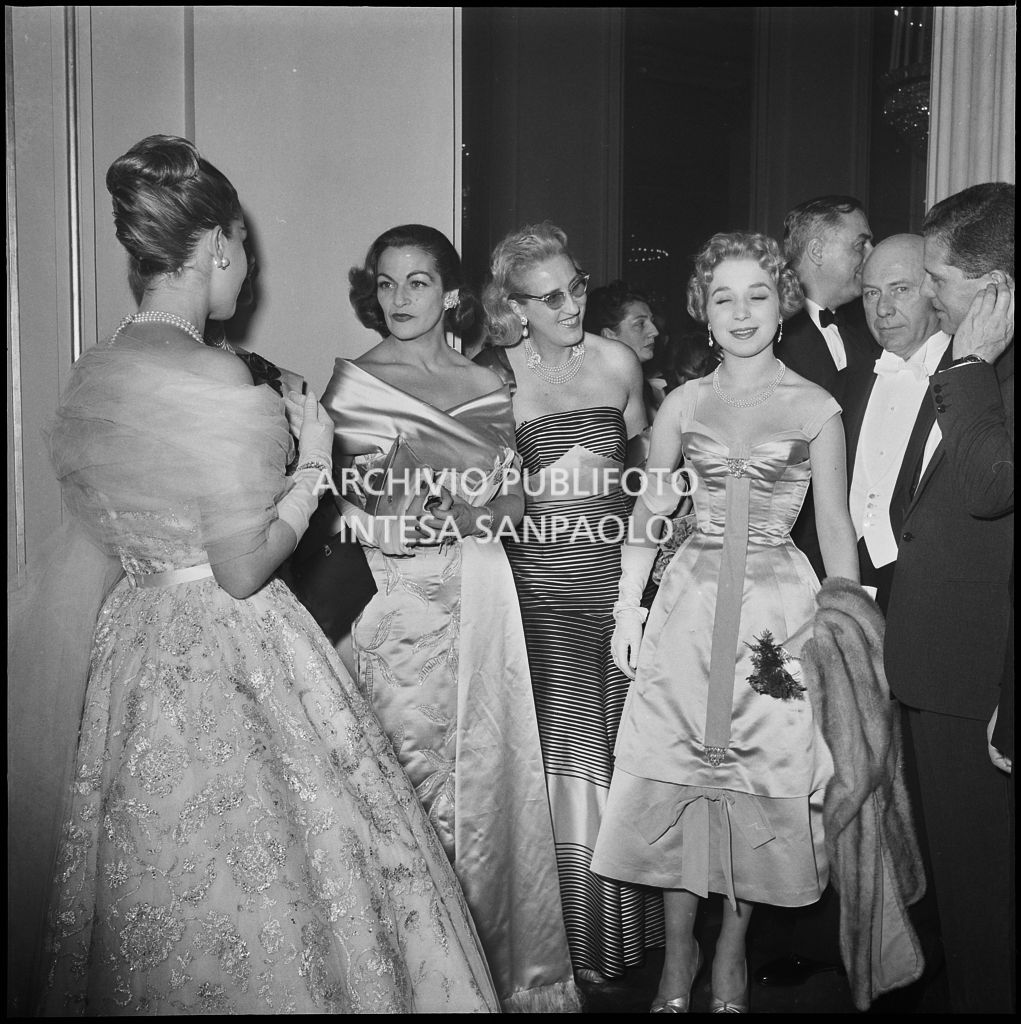 Giuliana Brenner conversa con Gigliola Curiel ed altre spettatrici nel foyer del Teatro alla Scala in occasione dell'inaugurazione della stagione lirica 1956-1957 con l'opera "Aida" di Giuseppe Verdi, diretta da Antonino Votto, con la regia di Franco Enriquez