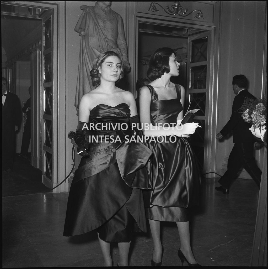 Silvia e Rossana Tofanelli al Teatro alla Scala in occasione della serata inaugurale della stagione lirica 1956-1957 con l'opera "Aida" di Giuseppe Verdi, diretta da Antonino Votto, con la regia di Franco Enriquez