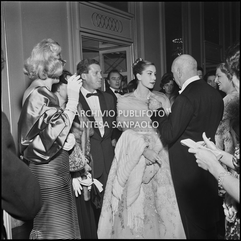 Giuliana Brenner ed altri spettatori in occasione dell'inaugurazione della stagione lirica 1956-1957 del Teatro alla Scala con l'opera "Aida" di Giuseppe Verdi, diretta da Antonino Votto, con la regia di Franco Enriquez