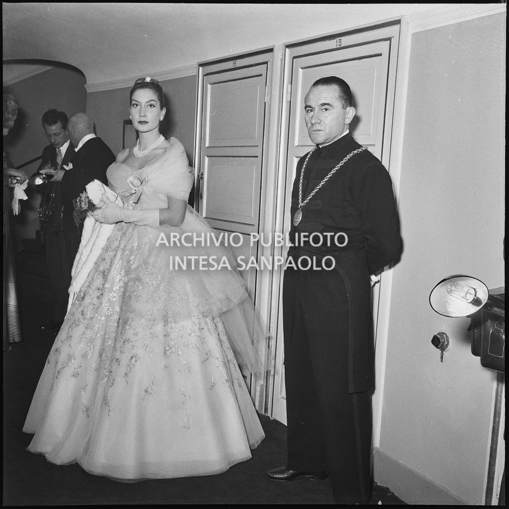 Giuliana Brenner al Teatro alla Scala in occasione dell'inaugurazione della stagione lirica 1956-1957 con l'opera "Aida" di Giuseppe Verdi, diretta da Antonino Votto, con la regia di Franco Enriquez