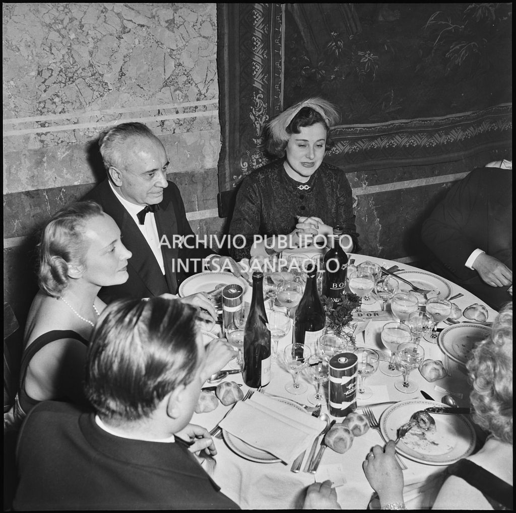 Ezio Vigorelli, ministro del Lavoro e della Previdenza sociale, al ristorante dopo l'inaugurazione della stagione lirica 1956-1957 del Teatro alla Scala con l'opera "Aida" di Giuseppe Verdi, diretta da Antonino Votto, con la regia di Franco Enriquez