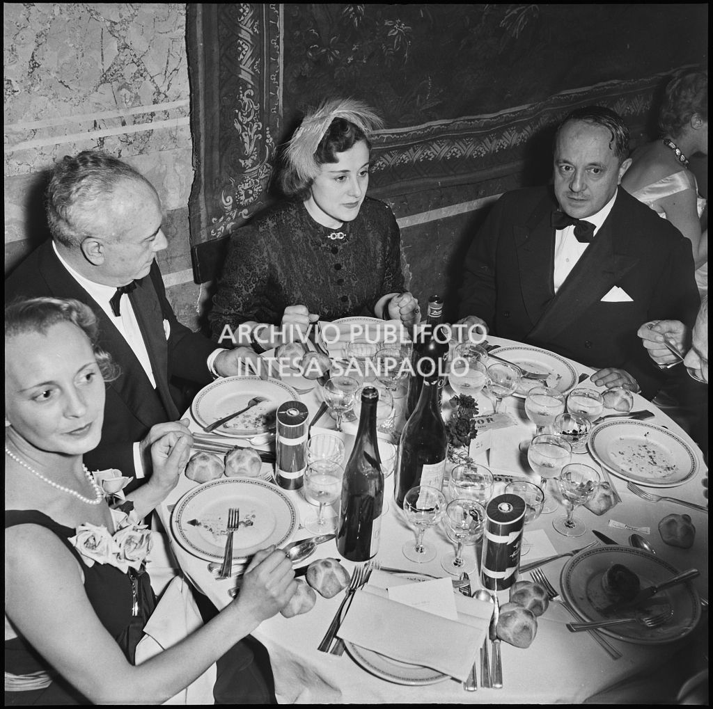 Ezio Vigorelli, ministro del Lavoro e della Previdenza sociale, e Giuseppe Brusasca, sottosegretario alla Presidenza del Consiglio, al ristorante dopo l'inaugurazione della stagione lirica 1956-1957 del Teatro alla Scala con l'opera "Aida" di Giuseppe Verdi, diretta da Antonino Votto, con la regia di Franco Enriquez