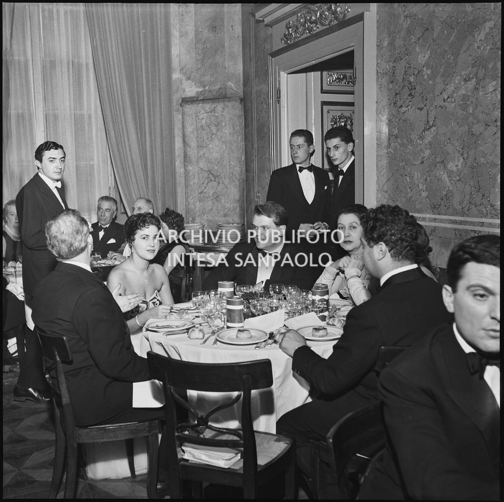 Cena dopo l'naugurazione della stagione lirica 1956-1957 del Teatro alla Scala con l'opera "Aida" di Giuseppe Verdi, diretta da Antonino Votto, con la regia di Franco Enriquez