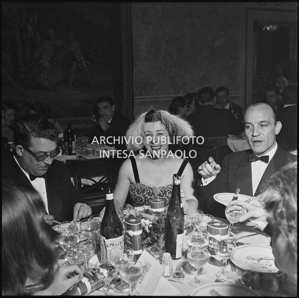 Il mezzosoprano Giulietta Simionato alla cena dopo l'inaugurazione della stagione lirica 1956-1957 del Teatro alla Scala con l'opera "Aida" di Giuseppe Verdi, diretta da Antonino Votto, con la regia di Franco Enriquez
