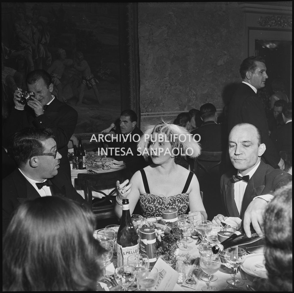 Il mezzosoprano Giulietta Simionato alla cena dopo l'inaugurazione della stagione lirica 1956-1957 del Teatro alla Scala con l'opera "Aida" di Giuseppe Verdi, diretta da Antonino Votto, con la regia di Franco Enriquez