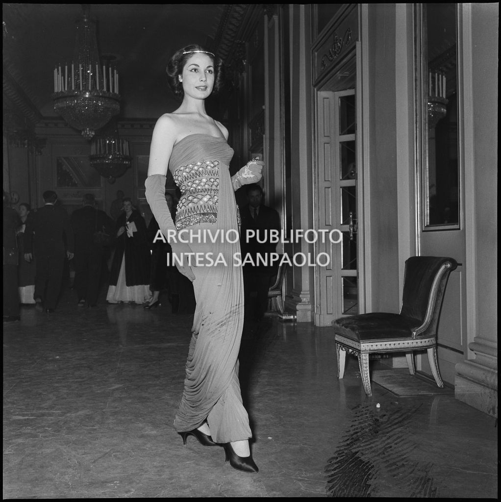 Eletta Polvani nel foyer del Teatro alla Scala in occasione dell'inaugurazione della stagione lirica 1956-1957 con l'opera "Aida" di Giuseppe Verdi, diretta da Antonino Votto, con la regia di Franco Enriquez