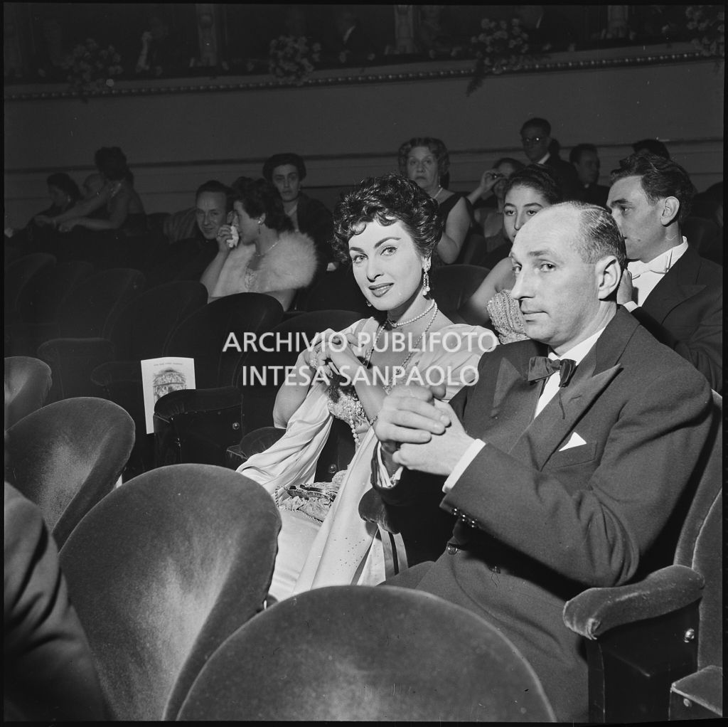 Silvana Pampanini seduta nella platea del Teatro alla Scala in occasione dell'inaugurazione della stagione lirica 1956-1957 con l'opera "Aida" di Giuseppe Verdi, diretta da Antonino Votto, con la regia di Franco Enriquez