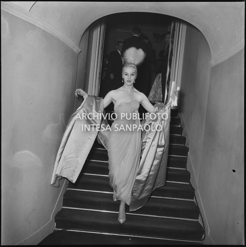 Barbara Balmain al Teatro alla Scala in occasione dell'inaugurazione della stagione lirica 1956-1957 con l'opera "Aida" di Giuseppe Verdi, diretta da Antonino Votto, con la regia di Franco Enriquez