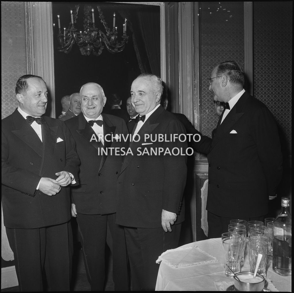 Il sottosegretario alla Presidenza del Consiglio Giuseppe Brusisca e il ministro del Lavoro e della Previdenza sociale Ezio Vigorelli al Teatro alla Scala in occasione dell'inaugurazione della stagione lirica 1956-1957 con l'opera "Aida" di Giuseppe Verdi, diretta da Antonino Votto, con la regia di Franco Enriquez