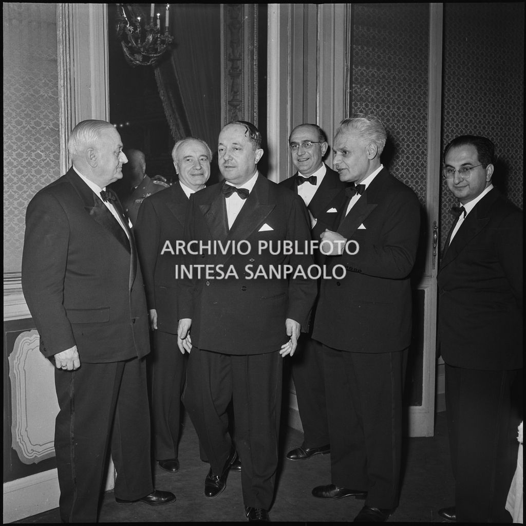 Il sottosegretario alla Presidenza del Consiglio Giuseppe Brusisca, il ministro del Lavoro e della Previdenza sociale Ezio Vigorelli e il sovrintendente del Teatro alla Scala Antonio Ghiringhelli in occasione dell'inaugurazione della stagione lirica 1956-1957 del Teatro alla Scala con l'opera "Aida" di Giuseppe Verdi, diretta da Antonino Votto, con la regia di Franco Enriquez