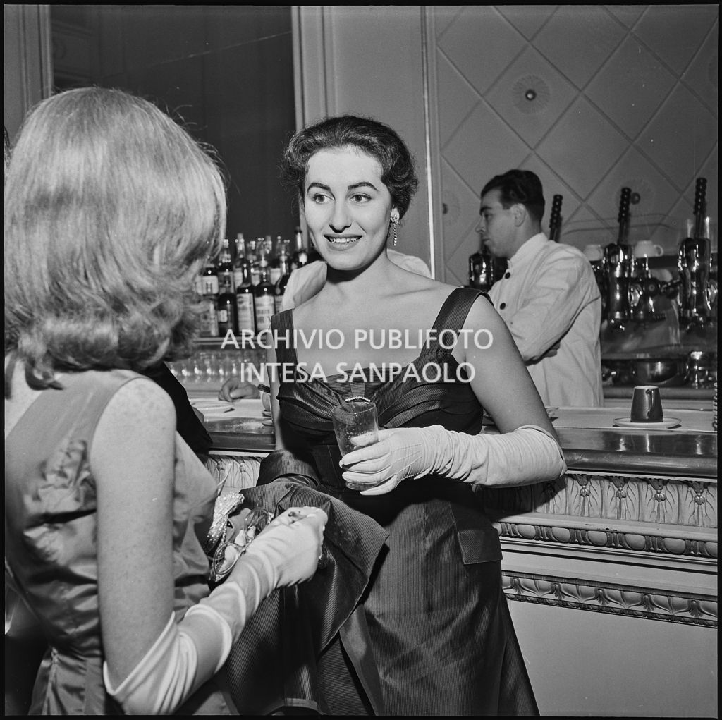 Eliana de Sabata conversa con una spettatrice al Teatro della Scala in occasione della serata inaugurale della stagione lirica 1956-1957 con l'opera "Aida" di Giuseppe Verdi, diretta da Antonino Votto, con la regia di Franco Enriquez