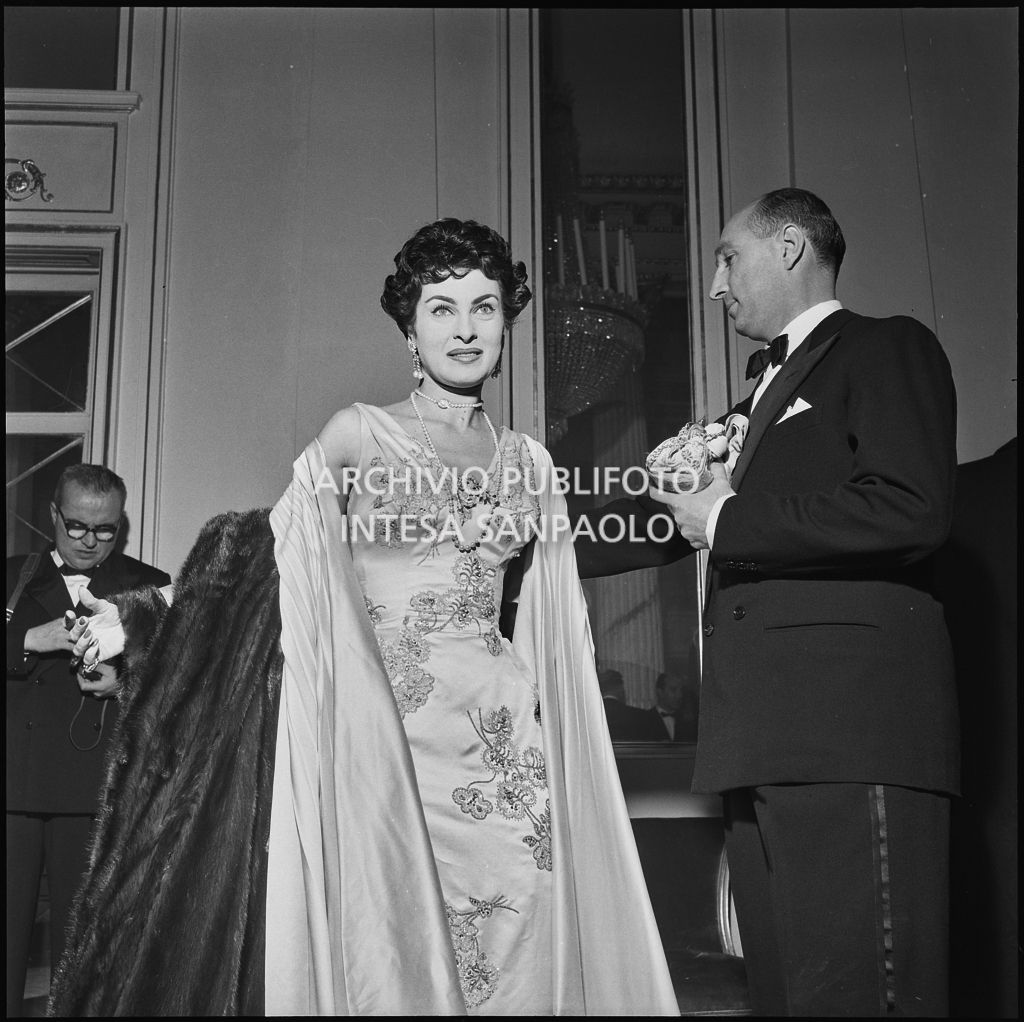 Silvana Pampanini nel foyer del Teatro alla Scala in occasione dell'inaugurazione della stagione lirica 1956-1957 con l'opera "Aida" di Giuseppe Verdi, diretta da Antonino Votto, con la regia di Franco Enriquez