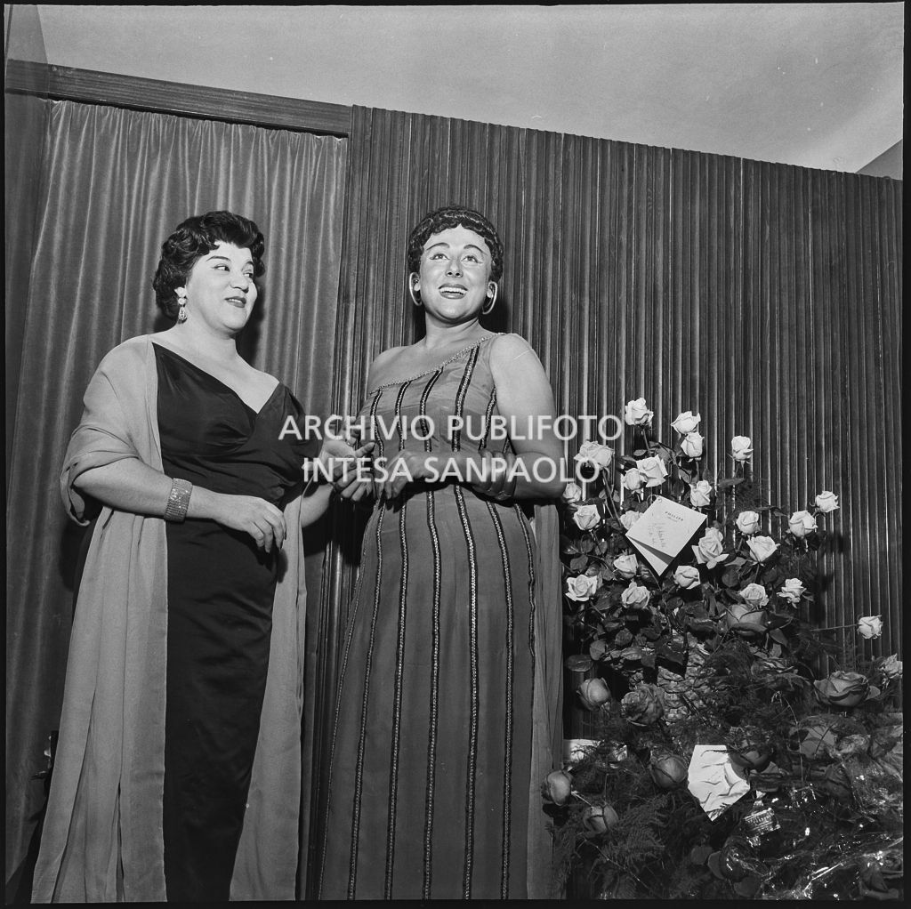 Il soprano Antonietta Stella, in abiti di scena, e Emilia Carlini al Teatro alla Scala in occasione dell'inaugurazione della stagione lirica 1956-1957 con l'opera "Aida" di Giuseppe Verdi, diretta da Antonino Votto, con la regia di Franco Enriquez