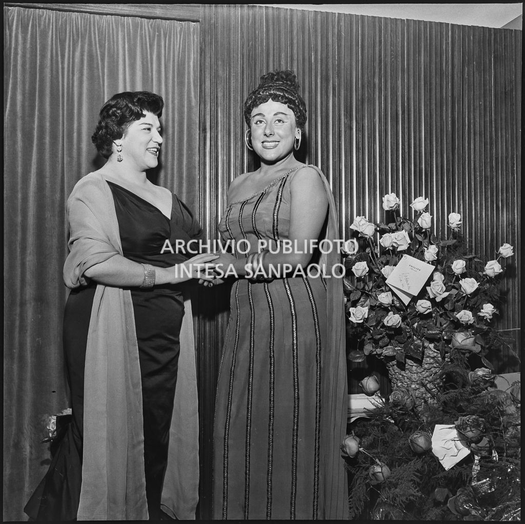 Il soprano Antonietta Stella, in abiti di scena, e Emilia Carlini al Teatro alla Scala in occasione dell'inaugurazione della stagione lirica 1956-1957 con l'opera "Aida" di Giuseppe Verdi, diretta da Antonino Votto, con la regia di Franco Enriquez