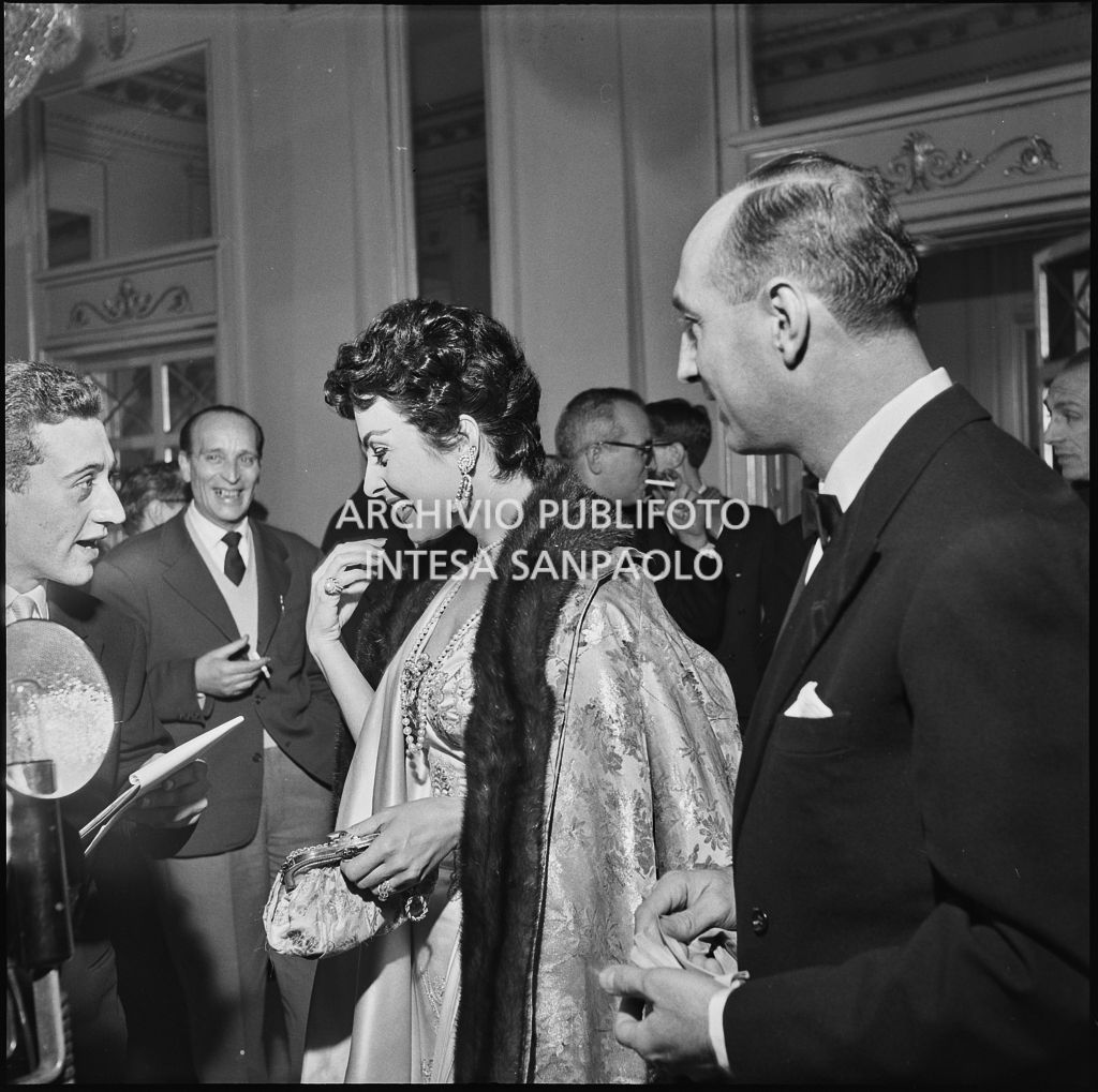 Silvana Pampanini rilascia un'intervista nel foyer del Teatro alla Scala in occasione dell'inaugurazione della stagione lirica 1956-1957 con l'opera "Aida" di Giuseppe Verdi, diretta da Antonino Votto, con la regia di Franco Enriquez