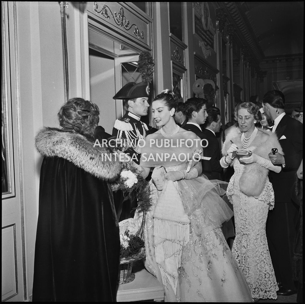 Giuliana Brenner nel foyer del Teatro alla Scala in occasione dell'inaugurazione della stagione lirica 1956-1957 con l'opera "Aida" di Giuseppe Verdi, diretta da Antonino Votto, con la regia di Franco Enriquez