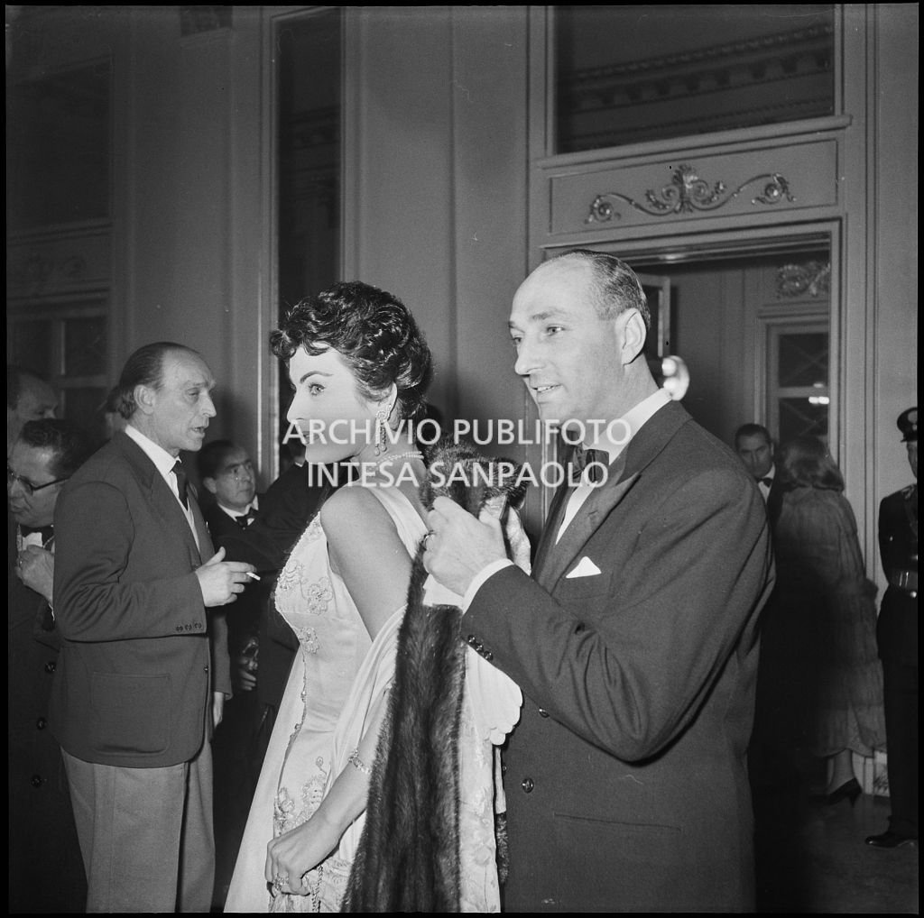 Silvana Pampanini nel foyer del Teatro alla Scala in occasione dell'inaugurazione della stagione lirica 1956-1957 con l'opera "Aida" di Giuseppe Verdi, diretta da Antonino Votto, con la regia di Franco Enriquez