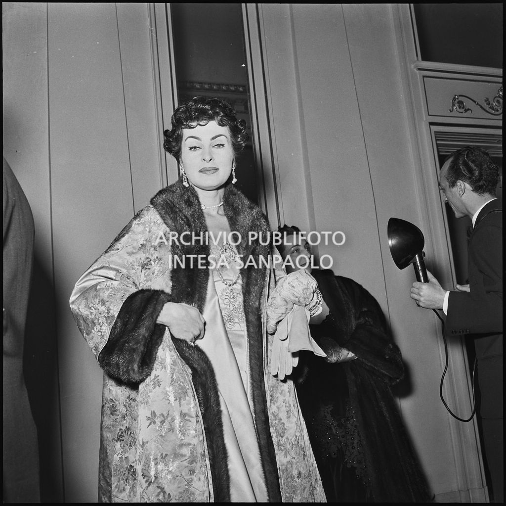 Silvana Pampanini nel foyer del Teatro alla Scala in occasione dell'inaugurazione della stagione lirica 1956-1957 con l'opera "Aida" di Giuseppe Verdi, diretta da Antonino Votto, con la regia di Franco Enriquez