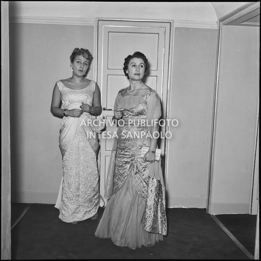 Due spettatrici all'inaugurazione della stagione lirica 1956-1957 del Teatro alla Scala con l'opera "Aida" di Giuseppe Verdi, diretta da Antonino Votto, con la regia di Franco Enriquez