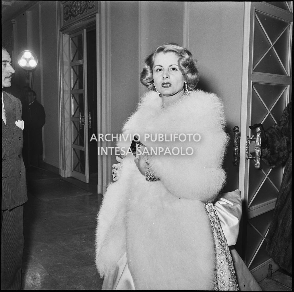 Enrica Invernizzi nel foyer del Teatro alla Scala in occasione della serata inaugurale della stagione lirica 1956-1957 con l'opera "Aida" di Giuseppe Verdi, diretta da Antonino Votto, con la regia di Franco Enriquez