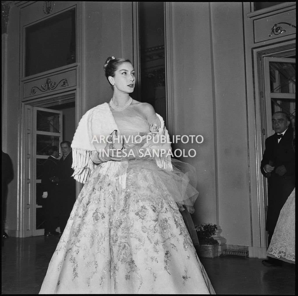 Giuliana Brenner nel foyer del Teatro alla Scala in occasione dell'inaugurazione della stagione lirica 1956-1957 con l'opera "Aida" di Giuseppe Verdi, diretta da Antonino Votto, con la regia di Franco Enriquez