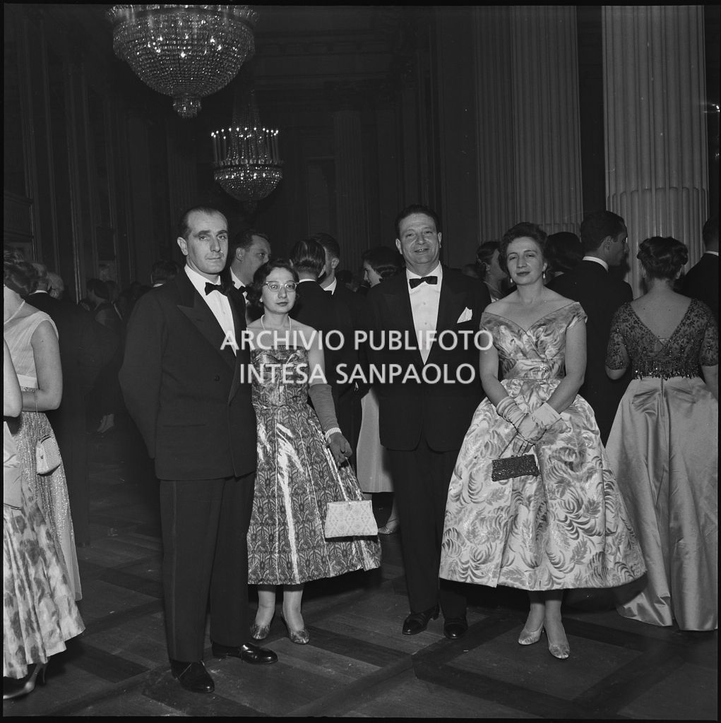 Alcuni spettatori nel foyer del Teatro alla Scala in occasione della serata inaugurale della stagione lirica 1956-1957 con l'opera "Aida" di Giuseppe Verdi, diretta da Antonino Votto, con la regia di Franco Enriquez