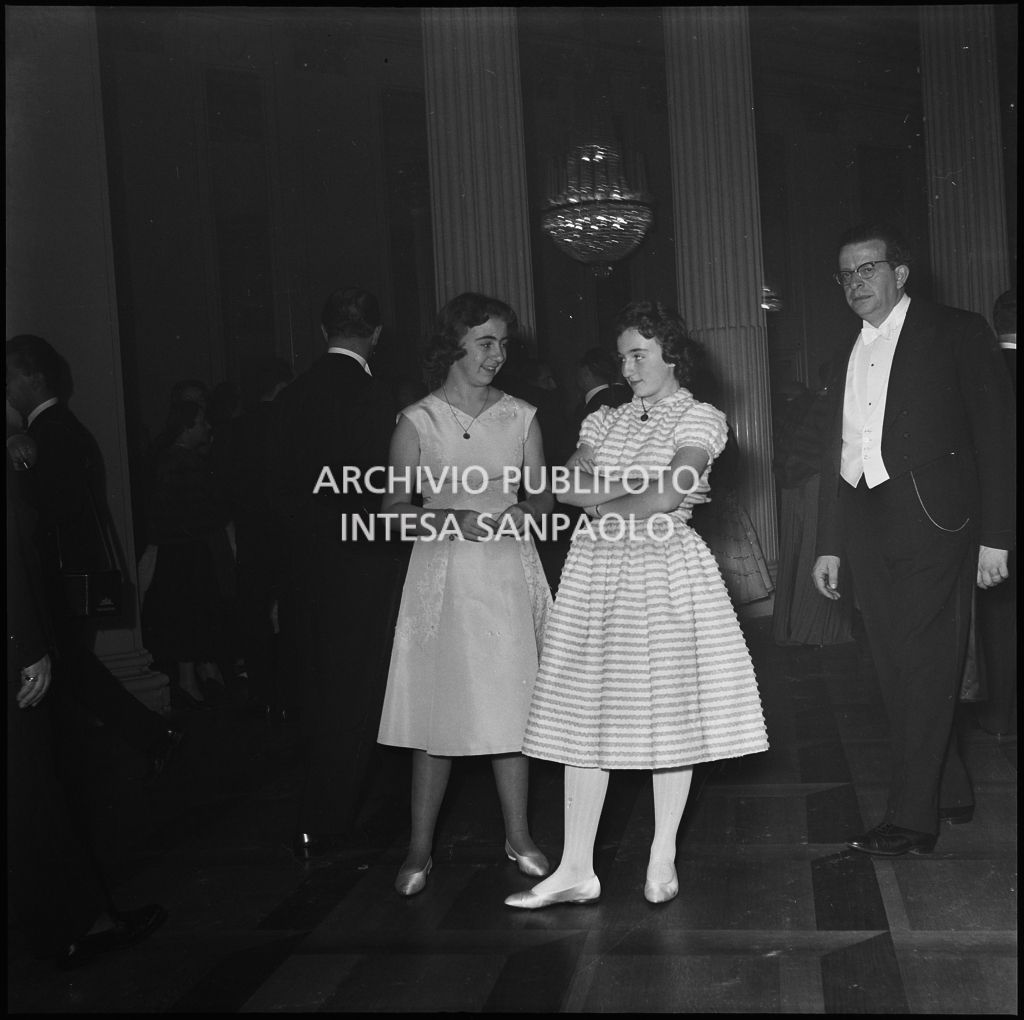 Camilla Maestrelli e Angela Callegari nel foyer del Teatro alla Scala in occasione della serata inaugurale della stagione lirica 1956-1957 con l'opera "Aida" di Giuseppe Verdi, diretta da Antonino Votto, con la regia di Franco Enriquez