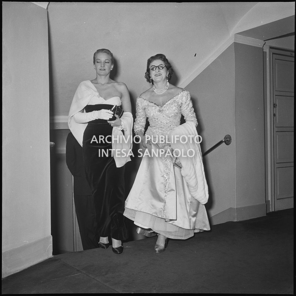 Due spettatrici all'inaugurazione della stagione lirica 1956-1957 del Teatro alla Scala con l'opera "Aida" di Giuseppe Verdi, diretta da Antonino Votto, con la regia di Franco Enriquez