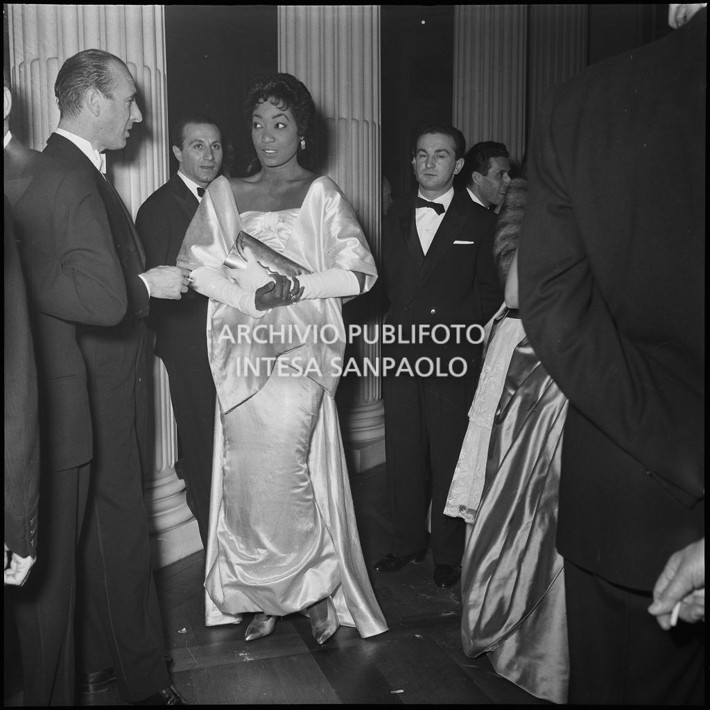 Il soprano Gloria Davy nel foyer del Teatro alla Scala in occasione dell'inaugurazione della stagione lirica 1956-1957 con l'opera "Aida" di Giuseppe Verdi, diretta da Antonino Votto, con la regia di Franco Enriquez