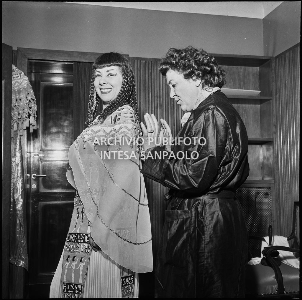 Il mezzosoprano Giulietta Simionato e la sarta Novi in un camerino del Teatro alla Scala in occasione dell'inaugurazione della stagione lirica 1956-1957 con l'opera "Aida" di Giuseppe Verdi, diretta da Antonino Votto, con la regia di Franco Enriquez