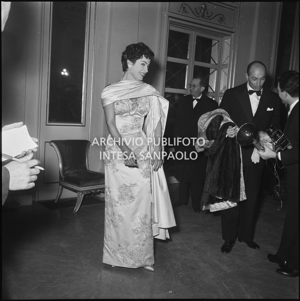 Silvana Pampanini nel foyer del Teatro alla Scala in occasione della serata inaugurale della stagione lirica 1956-1957 con l'opera "Aida" di Giuseppe Verdi, diretta da Antonino Votto, con la regia di Franco Enriquez