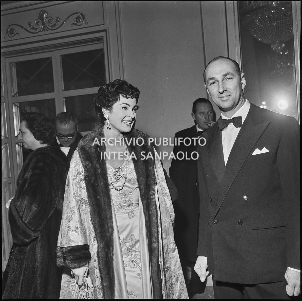 Silvana Pampanini nel foyer del Teatro alla Scala in occasione della serata inaugurale della stagione lirica 1956-1957 con l'opera "Aida" di Giuseppe Verdi, diretta da Antonino Votto, con la regia di Franco Enriquez