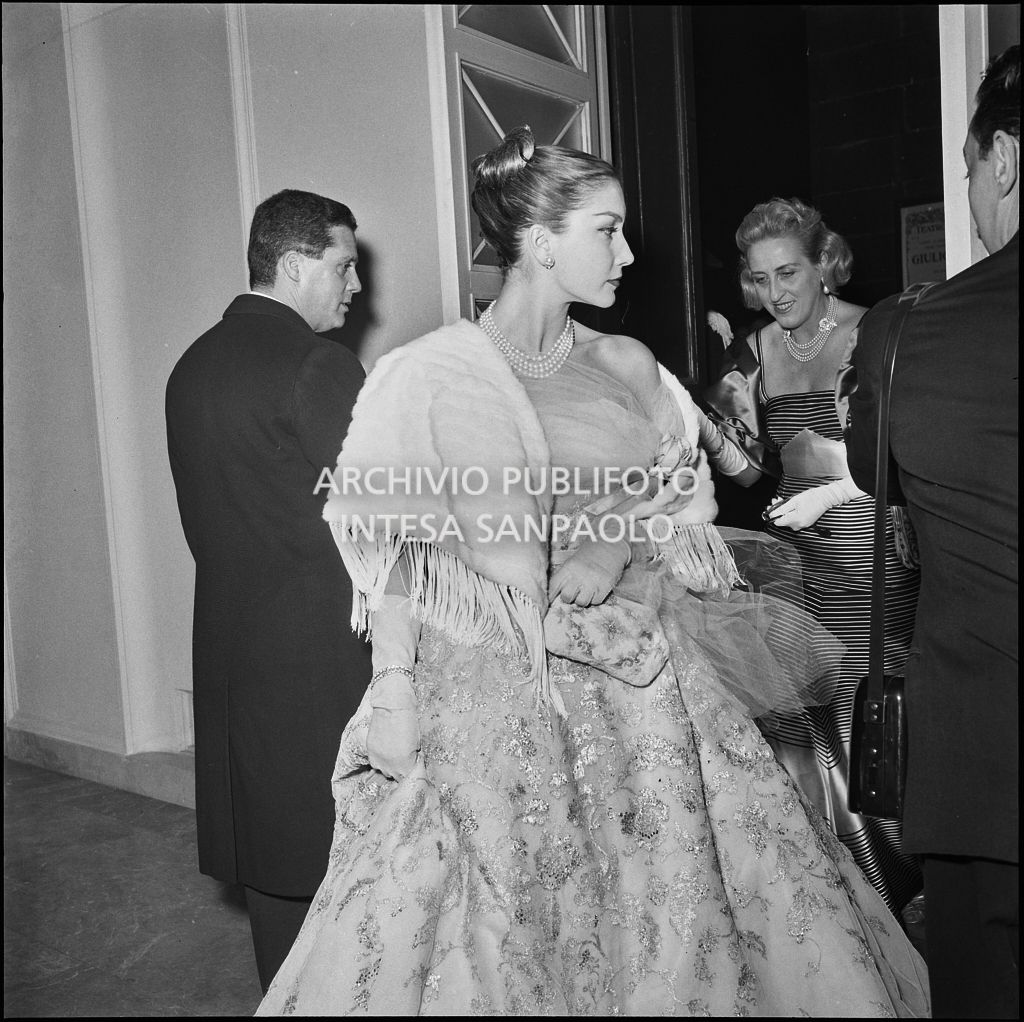 Giuliana Brenner al Teatro alla Scala in occasione della serata inaugurale della stagione lirica 1956-1957 con l'opera "Aida" di Giuseppe Verdi, diretta da Antonino Votto, con la regia di Franco Enriquez