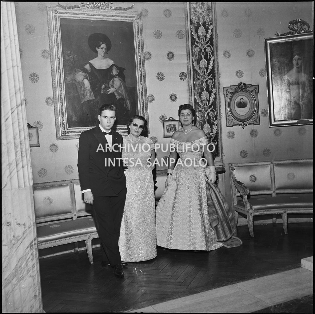Spettatori al Teatro alla Scala in occasione della serata inaugurale della stagione lirica 1956-1957 con l'opera "Aida" di Giuseppe Verdi, diretta da Antonino Votto, con la regia di Franco Enriquez