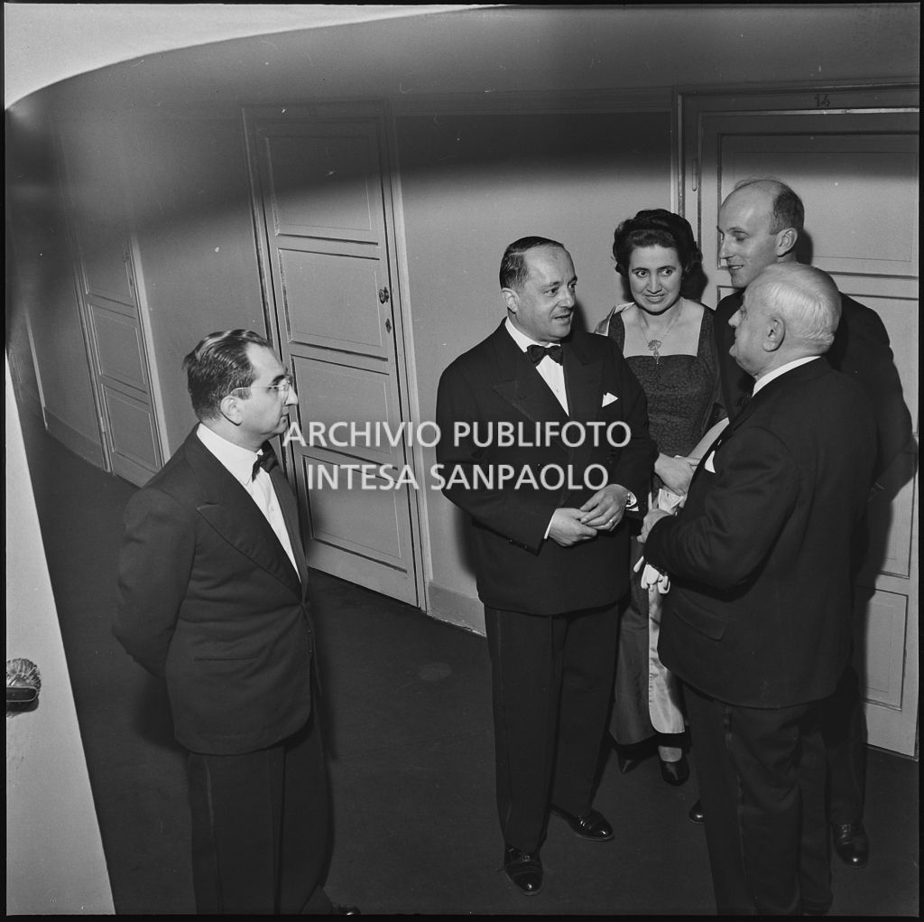 Il sottosegretario alla Presidenza del Consiglio Giuseppe Brusasca al Teatro alla Scala in occasione della serata inaugurale della stagione lirica 1956-1957 con l'opera "Aida" di Giuseppe Verdi, diretta da Antonino Votto, con la regia di Franco Enriquez