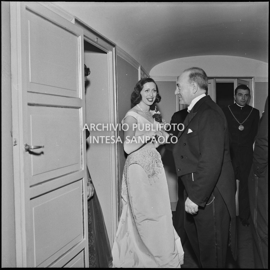 La contessa Cella ed altri spettatori al Teatro alla Scala in occasione della serata inaugurale della stagione lirica 1956-1957 con l'opera "Aida" di Giuseppe Verdi, diretta da Antonino Votto, con la regia di Franco Enriquez