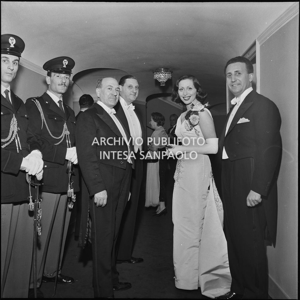 Il conte Franco Cella di Rivara con la moglie ed altri spettatori al Teatro alla Scala in occasione della serata inaugurale della stagione lirica 1956-1957 con l'opera "Aida" di Giuseppe Verdi, diretta da Antonino Votto, con la regia di Franco Enriquez