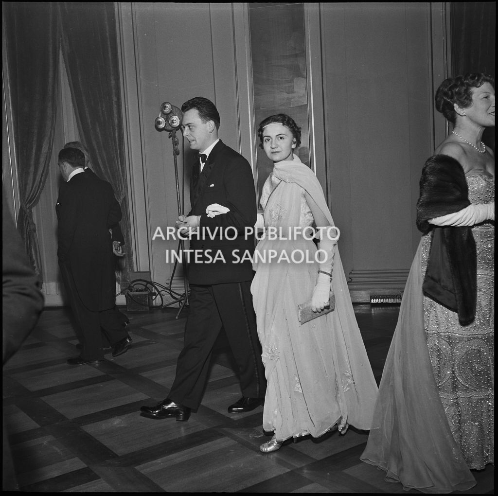 La signora Campodonico nel foyer del Teatro alla Scala in occasione della serata inaugurale della stagione lirica 1956-1957 con l'opera "Aida" di Giuseppe Verdi, diretta da Antonino Votto, con la regia di Franco Enriquez