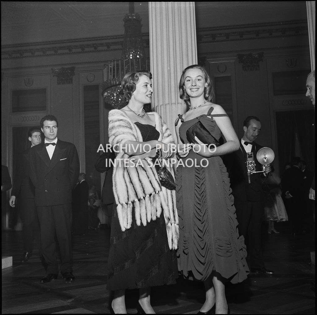 Due spettatrici nel foyer del Teatro alla Scala in occasione della serata inaugurale della stagione lirica 1956-1957 con l'opera "Aida" di Giuseppe Verdi, diretta da Antonino Votto, con la regia di Franco Enriquez
