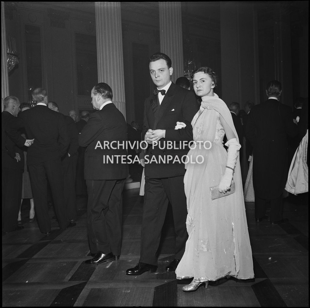 La signora Campodonico nel foyer del Teatro alla Scala in occasione della serata inaugurale della stagione lirica 1956-1957 con l'opera "Aida" di Giuseppe Verdi, diretta da Antonino Votto, con la regia di Franco Enriquez