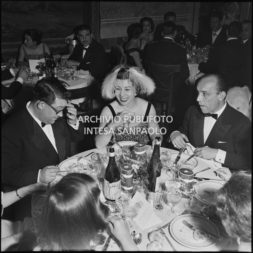 Il mezzosoprano Giulietta Simionato durante la cena dopo a serata inaugurale della stagione lirica 1956-1957 del Teatro alla Scala con l'opera "Aida" di Giuseppe Verdi, diretta da Antonino Votto, con la regia di Franco Enriquez