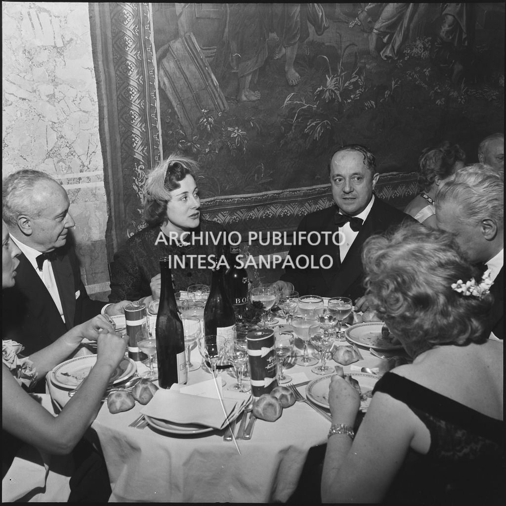 Ezio Vigorelli, ministro del Lavoro e della Previdenza sociale, Giuseppe Brusasca, sottosegretario alla Presidenza del Consiglio, e Antonio Ghiringhelli, sovrintendente del Teatro alla Scala, al ristorante dopo la serata inaugurale della stagione lirica 1956-1957 del Teatro alla Scala con l'opera "Aida" di Giuseppe Verdi, diretta da Antonino Votto, con la regia di Franco Enriquez