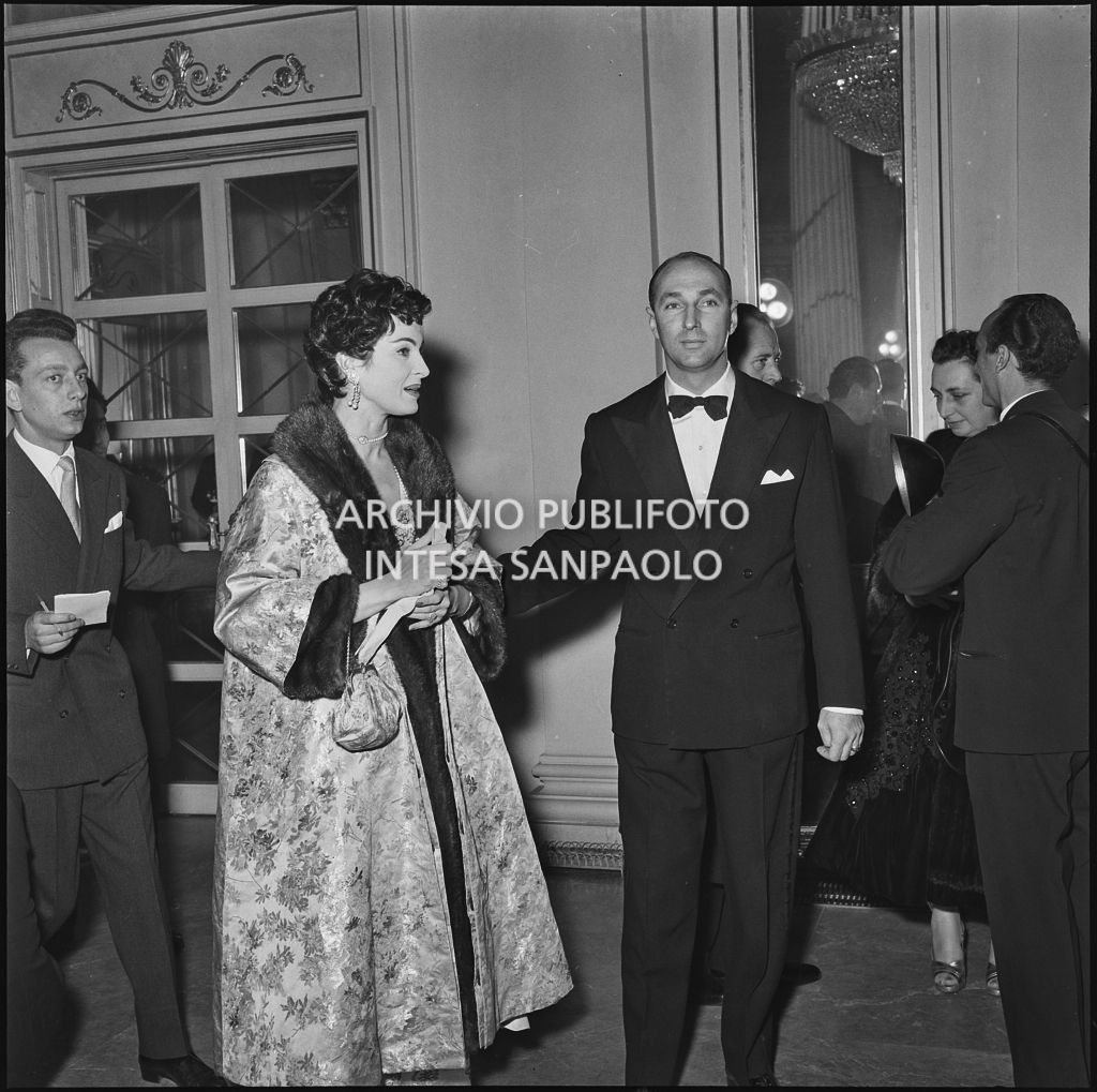 Silvana Pampanini nel foyer del Teatro alla Scala in occasione della serata inaugurale della stagione lirica 1956-1957 con l'opera "Aida" di Giuseppe Verdi, diretta da Antonino Votto, con la regia di Franco Enriquez