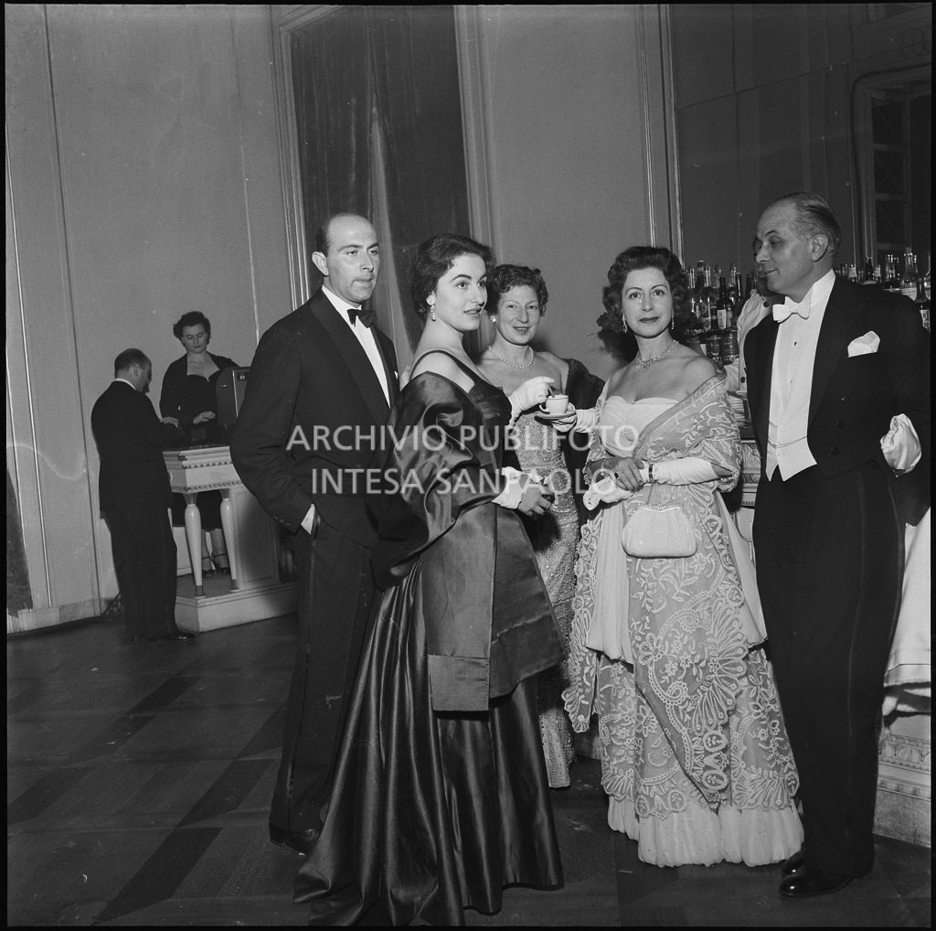 Eliana De Sabata con altri spettatori al bar del Teatro alla Scala in occasione della serata inaugurale della stagione lirica 1956-1957 con l'opera "Aida" di Giuseppe Verdi, diretta da Antonino Votto, con la regia di Franco Enriquez