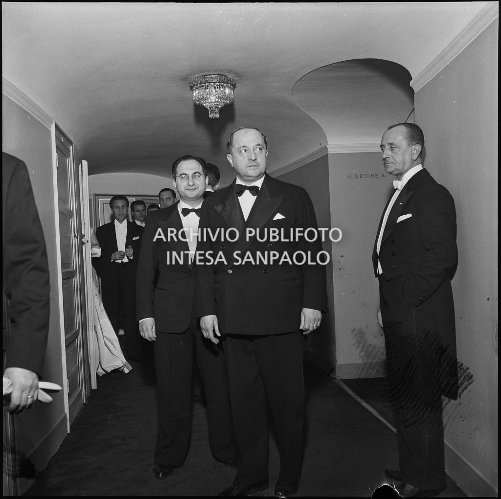 Il sottosegretario alla Presidenza del Consiglio Giuseppe Brusasca al Teatro alla Scala in occasione della serata inaugurale della stagione lirica 1956-1957 con l'opera "Aida" di Giuseppe Verdi, diretta da Antonino Votto, con la regia di Franco Enriquez