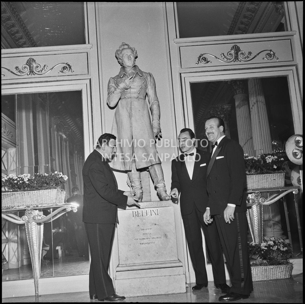 Spettatori nel Foyer del Teatro alla scala in occasione della serata inaugurale della stagione lirica 1956-1957 con l'opera "Aida" di Giuseppe Verdi, diretta da Antonino Votto, con la regia di Franco Enriquez